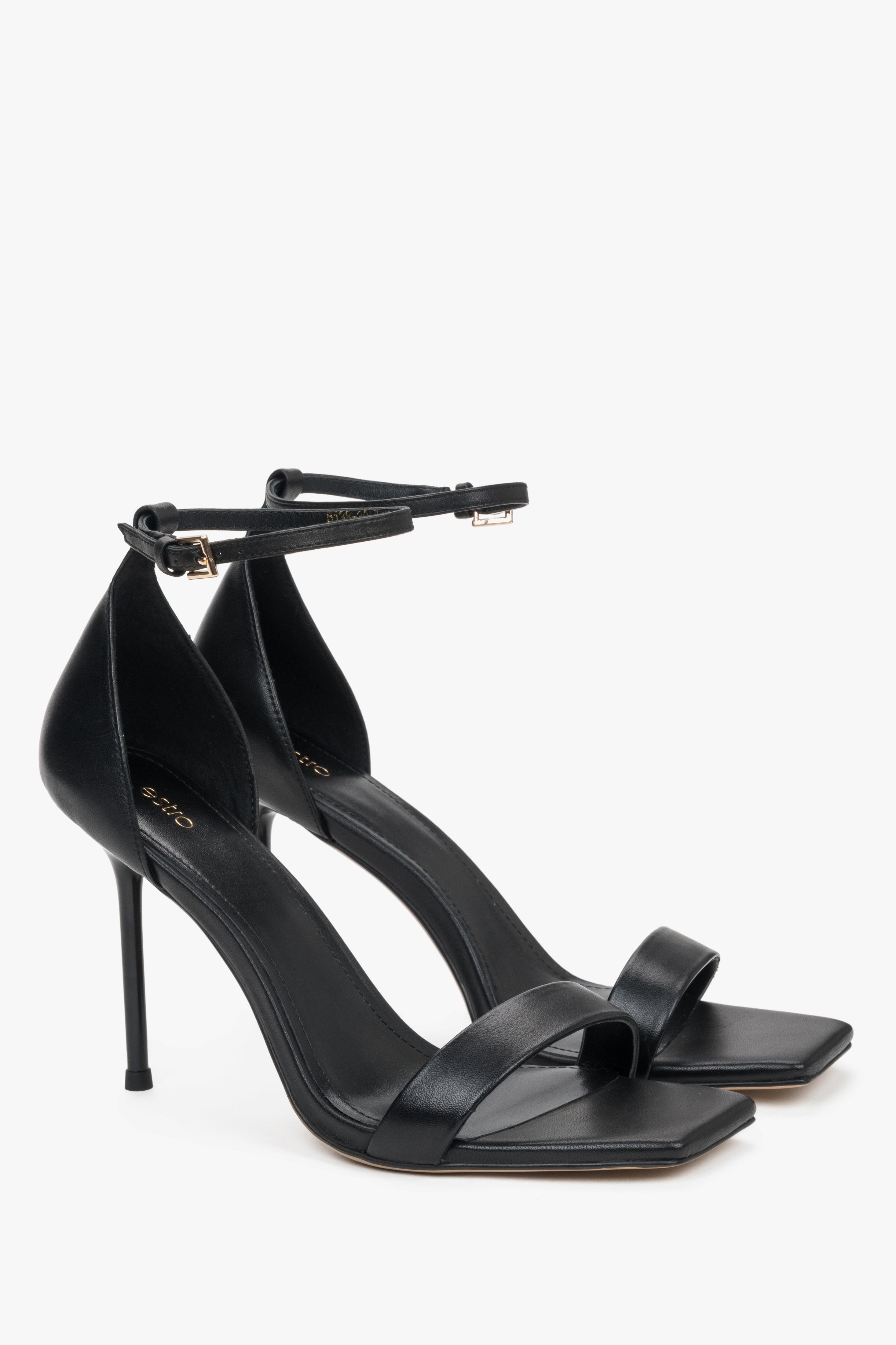 The noble silhouette of a 10.5 cm stiletto heel and a matte finish in genuine leather with a deep black tone.