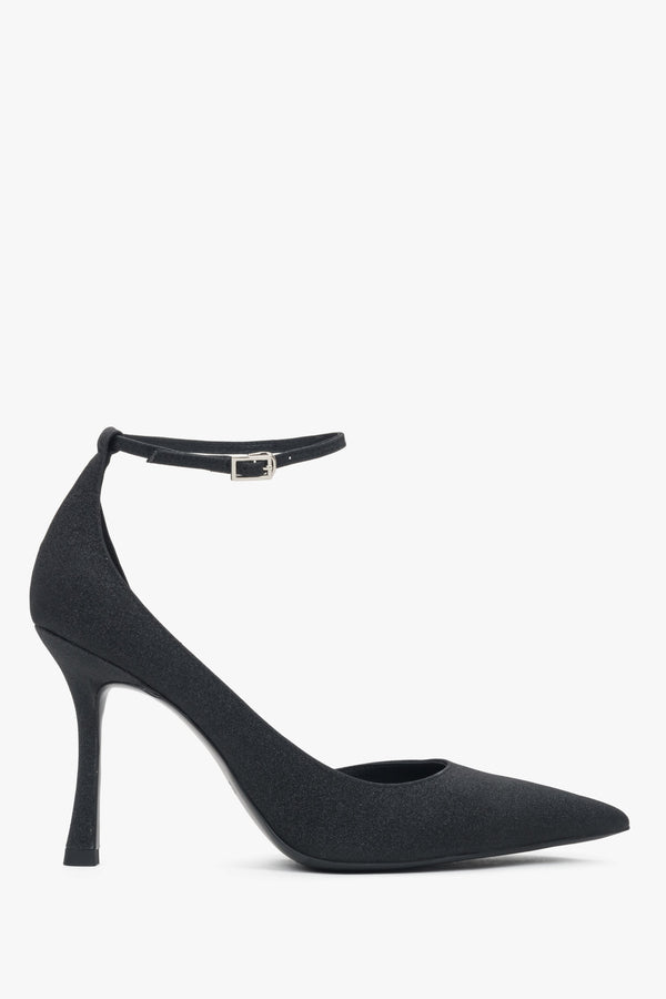 Black women’s high-heeled shoes with a buckle.