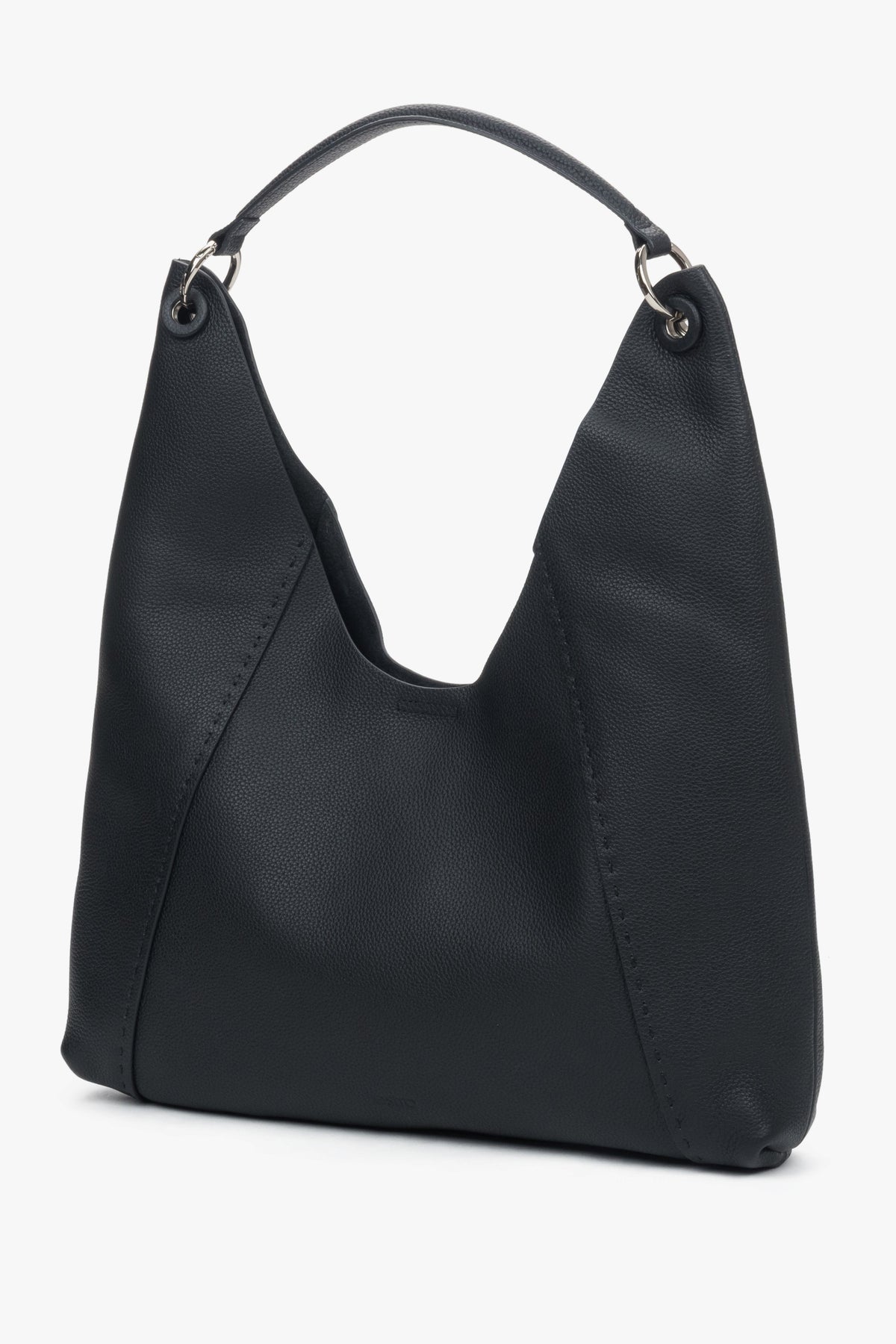 Women’s black hobo bag in leather with two compartments and removable cosmetic pouch.