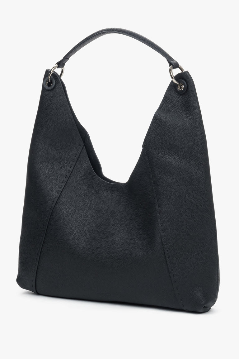 Women’s black hobo bag in leather with two compartments and removable cosmetic pouch.