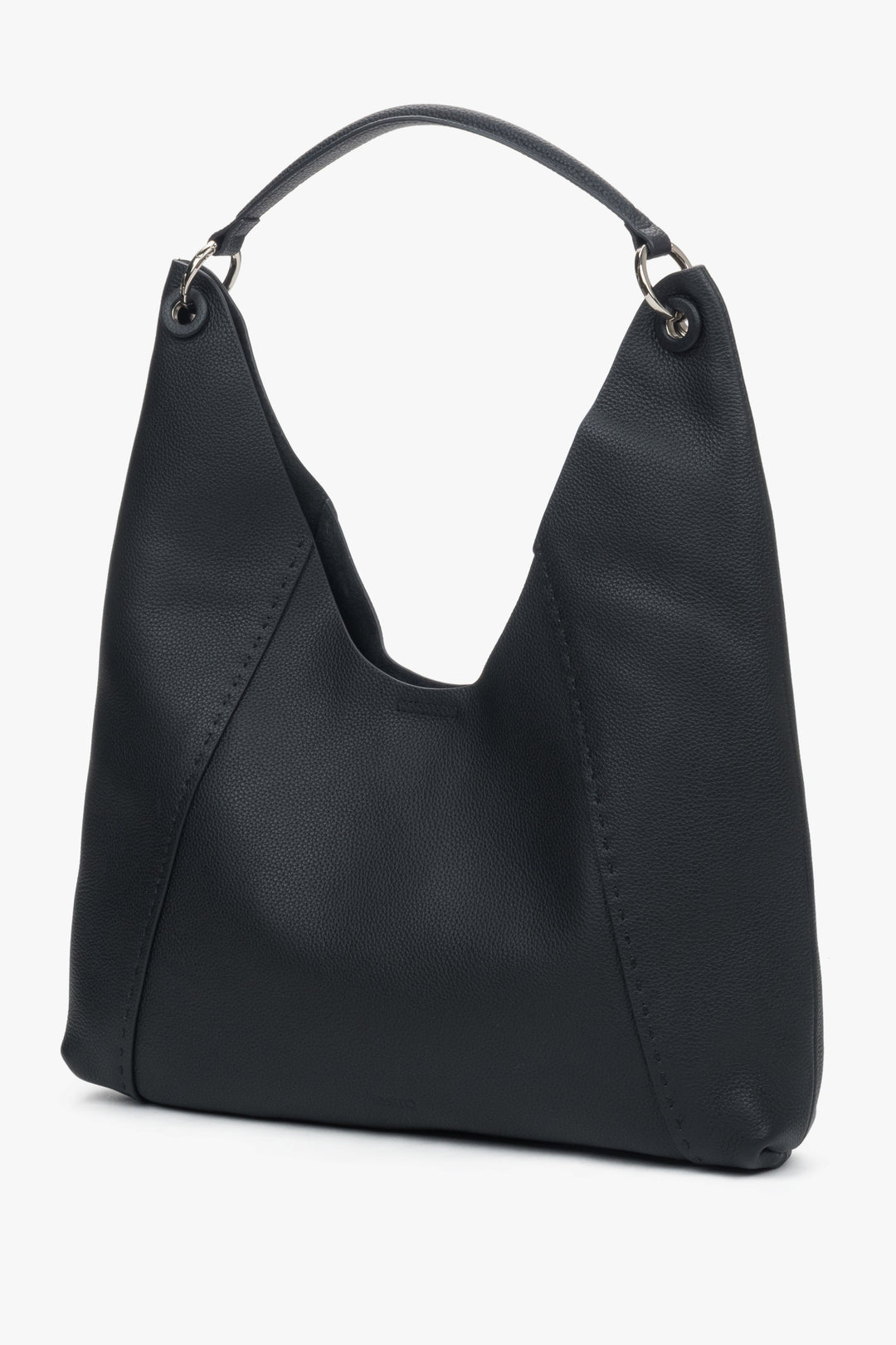 Women’s black hobo bag in leather with two compartments and removable cosmetic pouch.