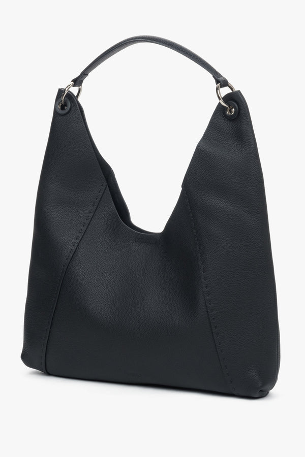 Women’s black hobo bag in leather with two compartments and removable cosmetic pouch.