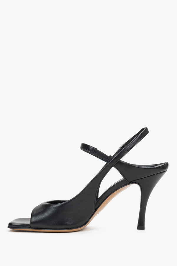 Sophisticated black leather sandals for women, perfect for galas and business cocktails.