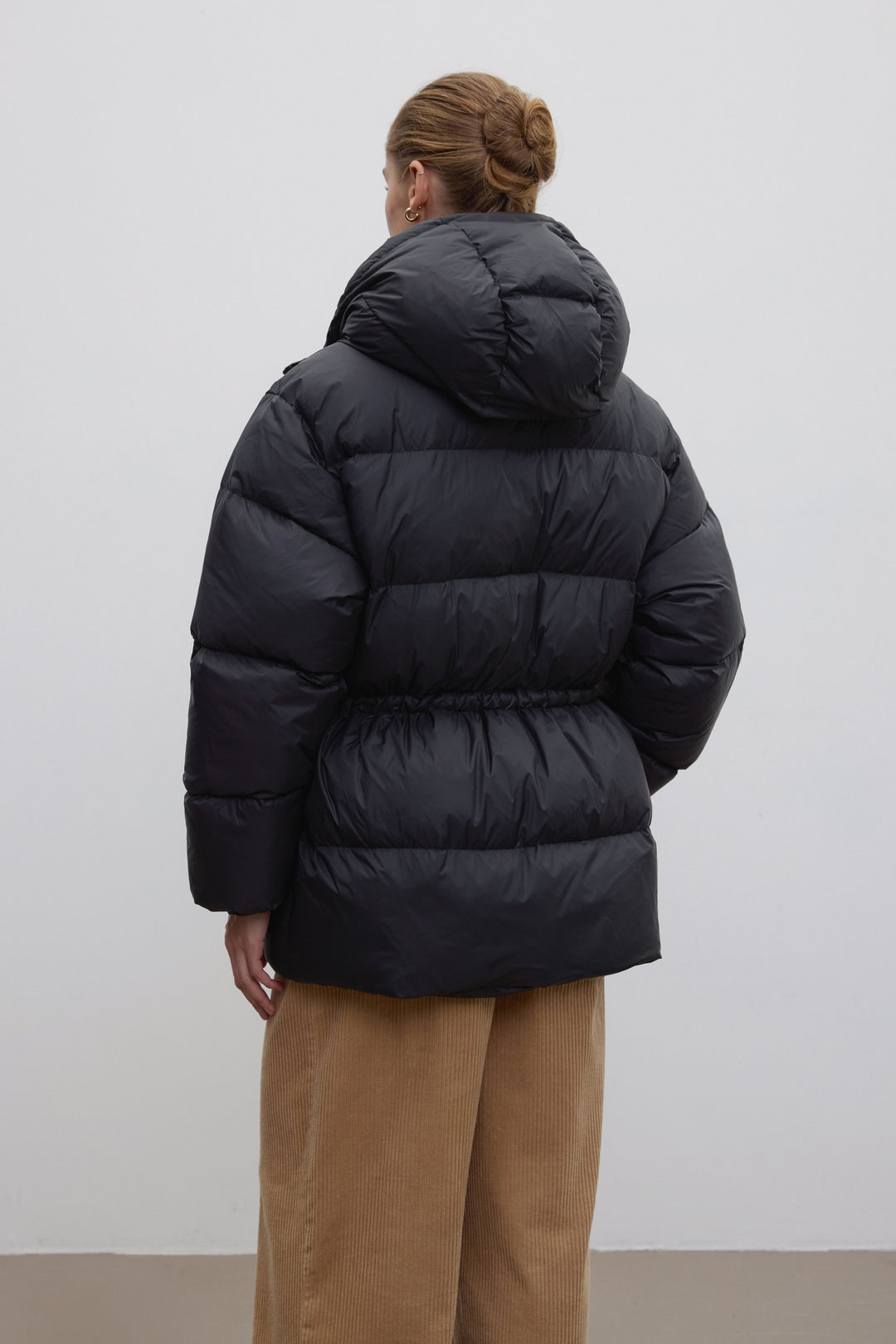 Black women’s jacket with a waist drawstring, filled with goose down.