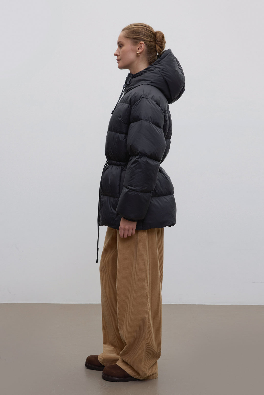 Women’s black jacket with a waist drawstring, filled with goose down, Estro.