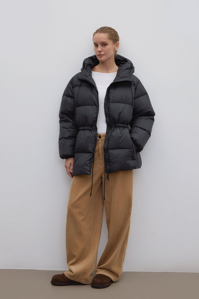 Black women’s jacket by Estro with a waist drawstring, filled with goose down.