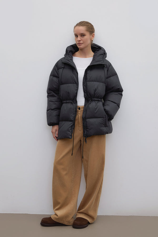 Black women’s jacket by Estro with a waist drawstring, filled with goose down.