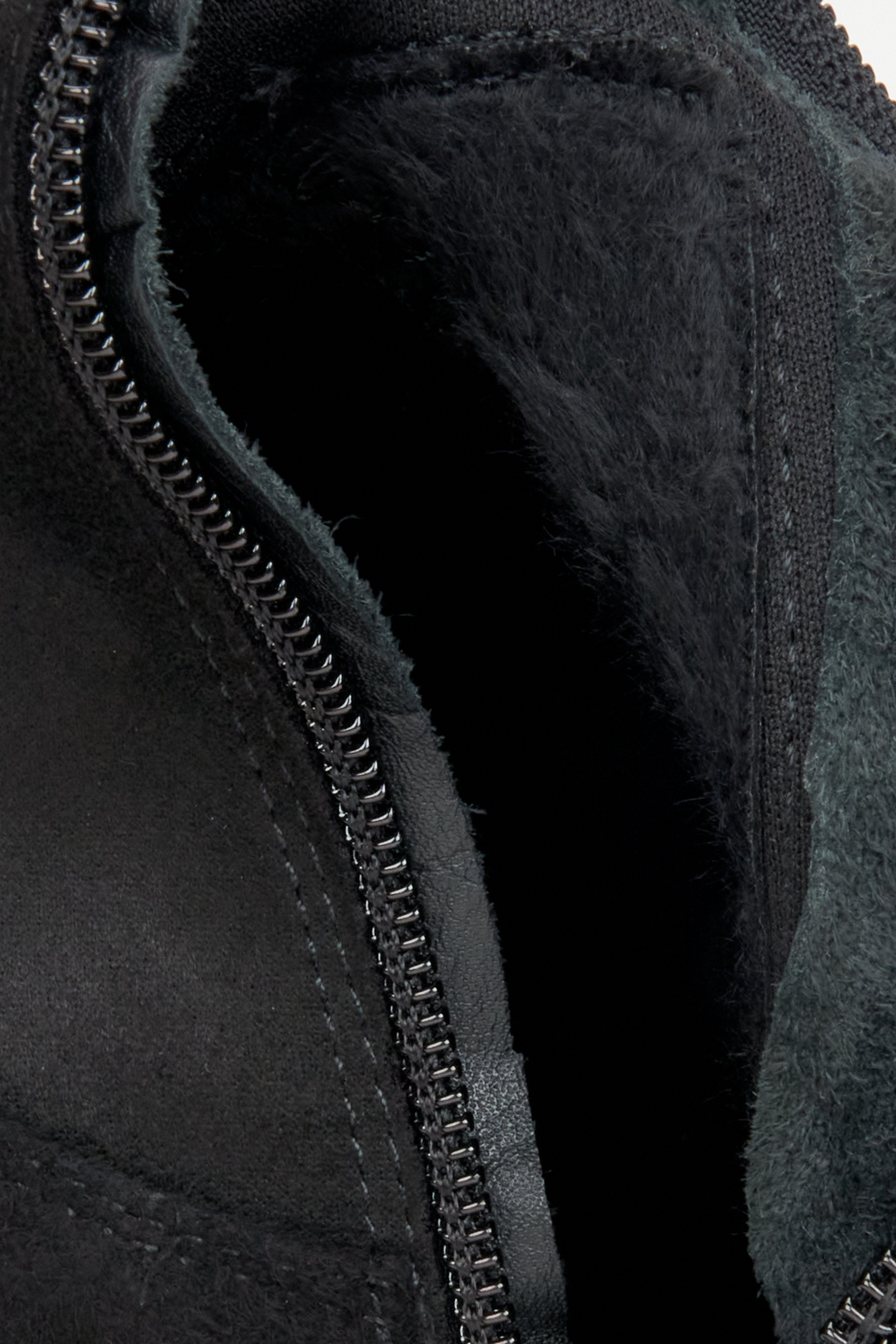 Effortless style meets practicality — the short side zipper ensures easy on and off, while maintaining a clean, minimal look.