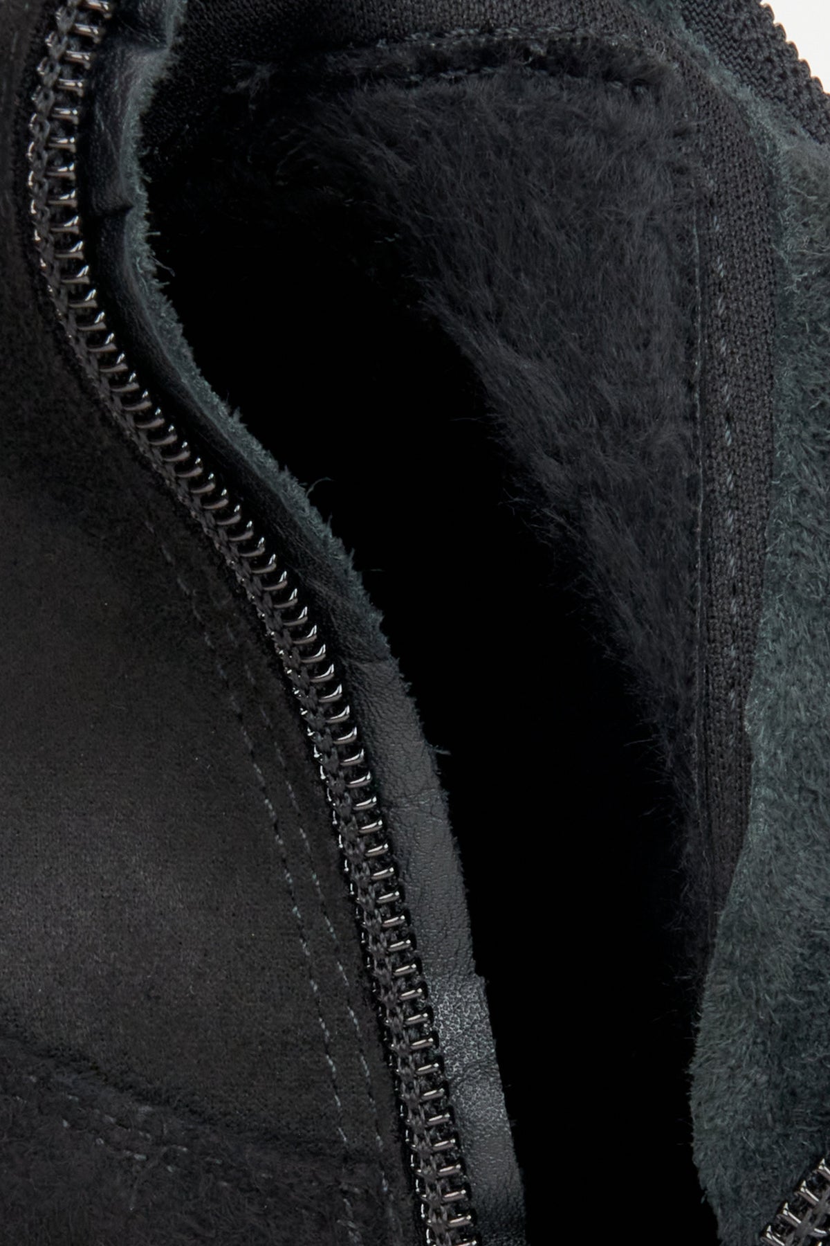 Effortless style meets practicality — the short side zipper ensures easy on and off, while maintaining a clean, minimal look.