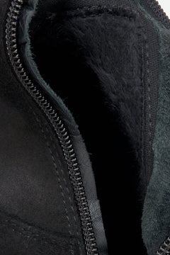 Effortless style meets practicality — the short side zipper ensures easy on and off, while maintaining a clean, minimal look.