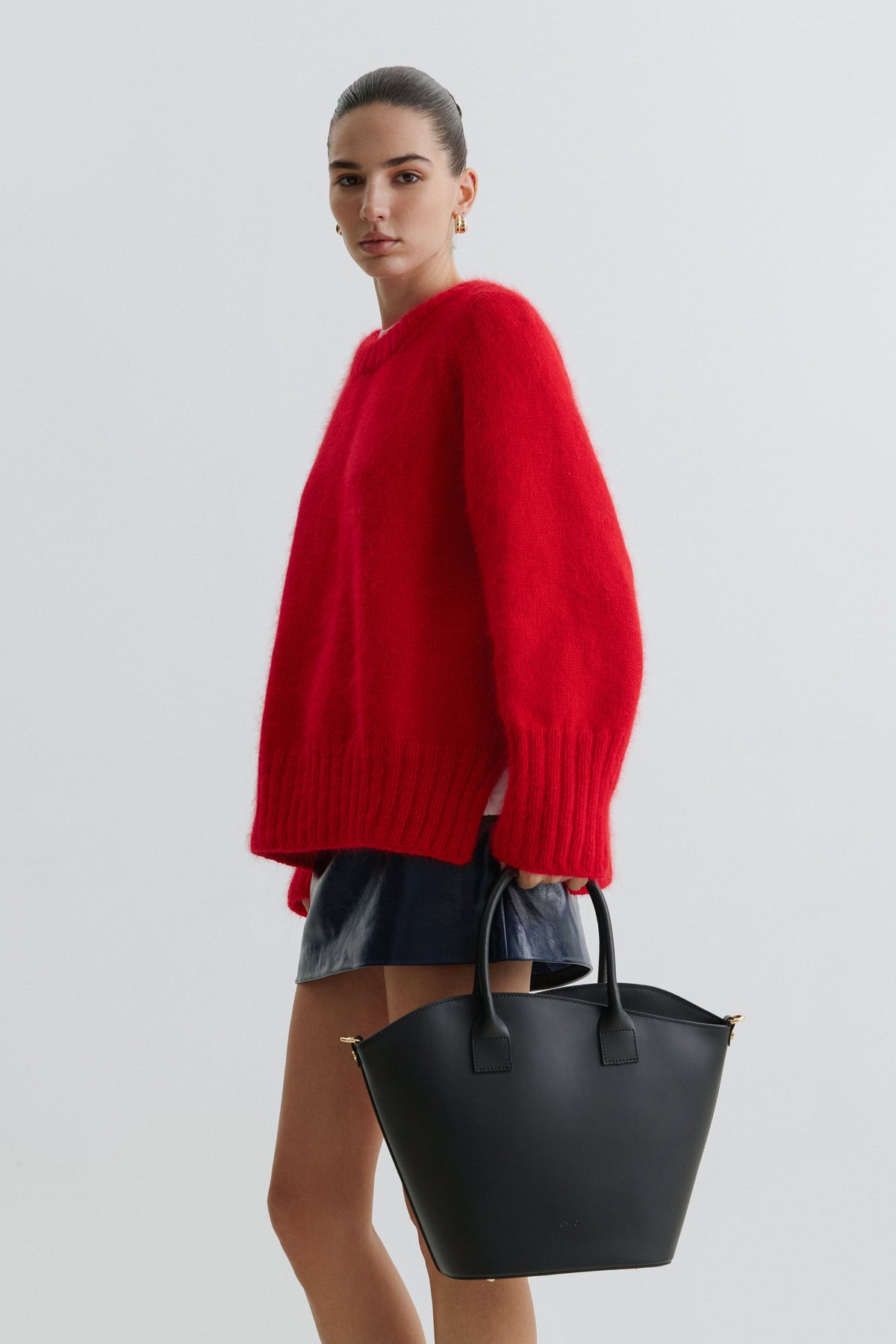 Large black leather shopper bag for women in premium natural Italian leather from Estro.