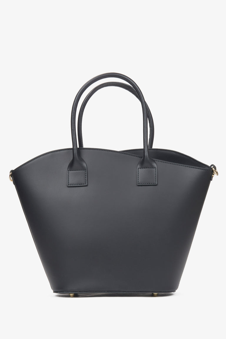 Spacious black shopper handbag made with premium Italian natural leather by Estro.