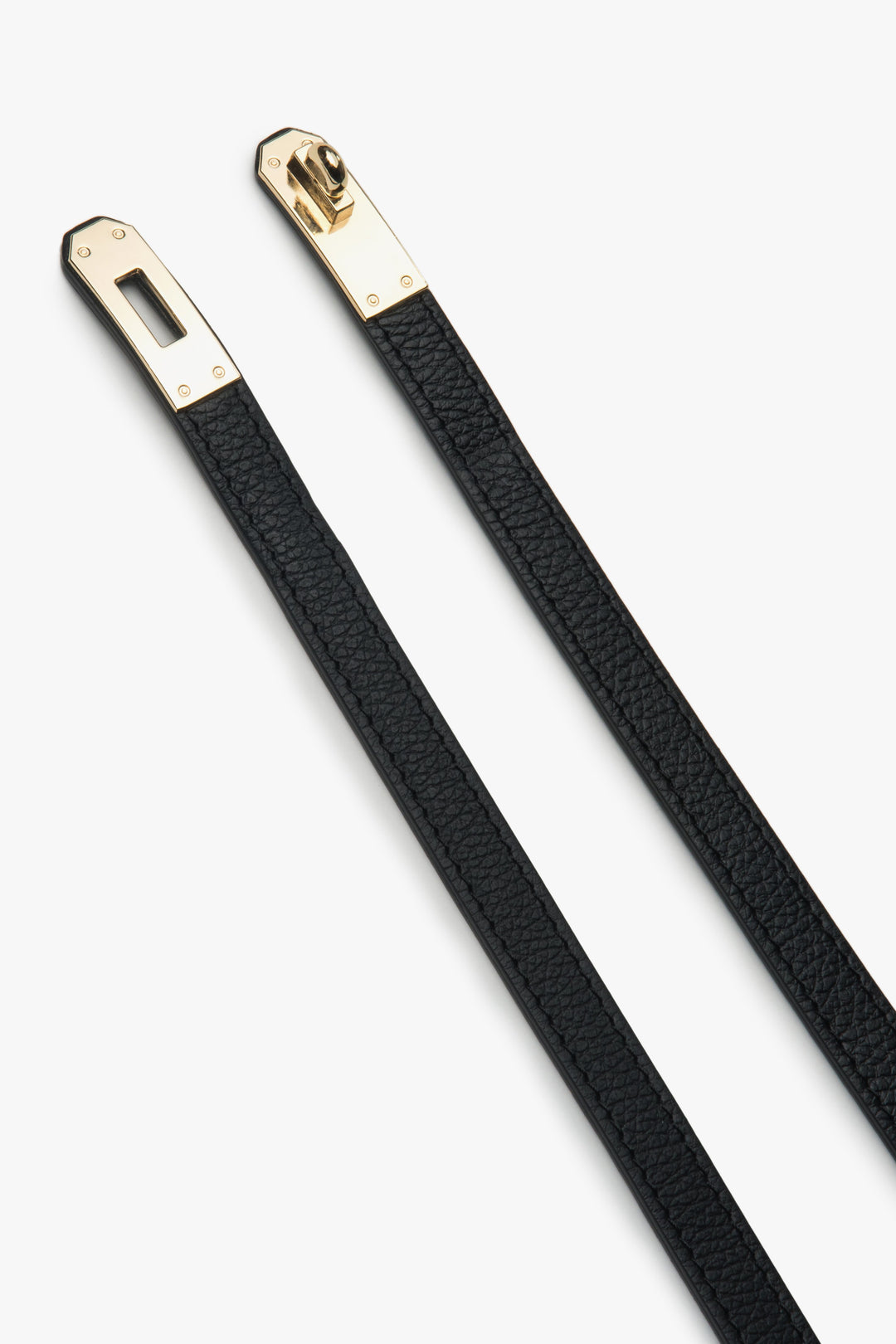 Elegant black leather belt from Estro, measuring 95 cm in length, shown styled around the waist to complement a chic outfit.