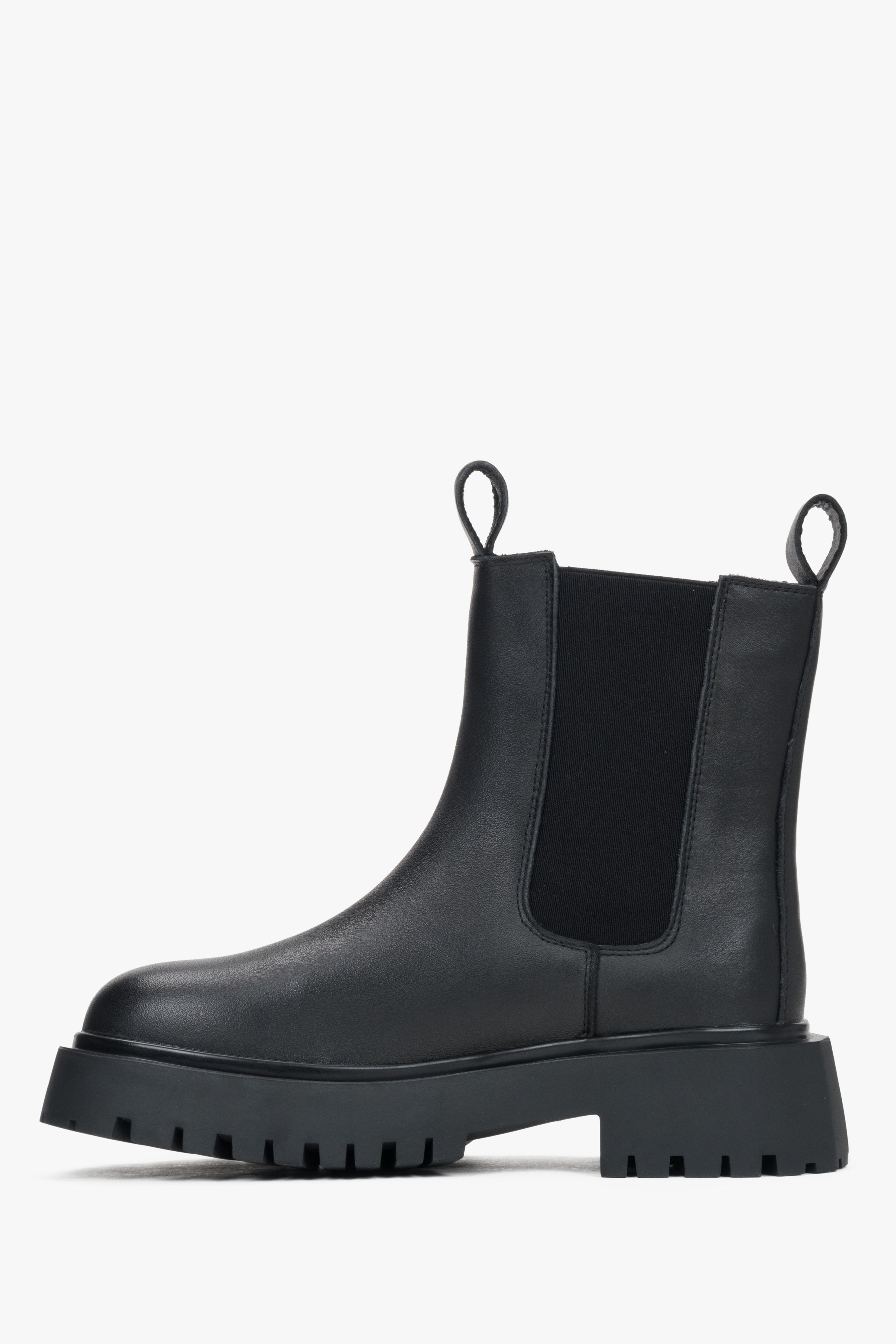 Estro's women's Chelsea boots in black leather, perfect for a sleek look.