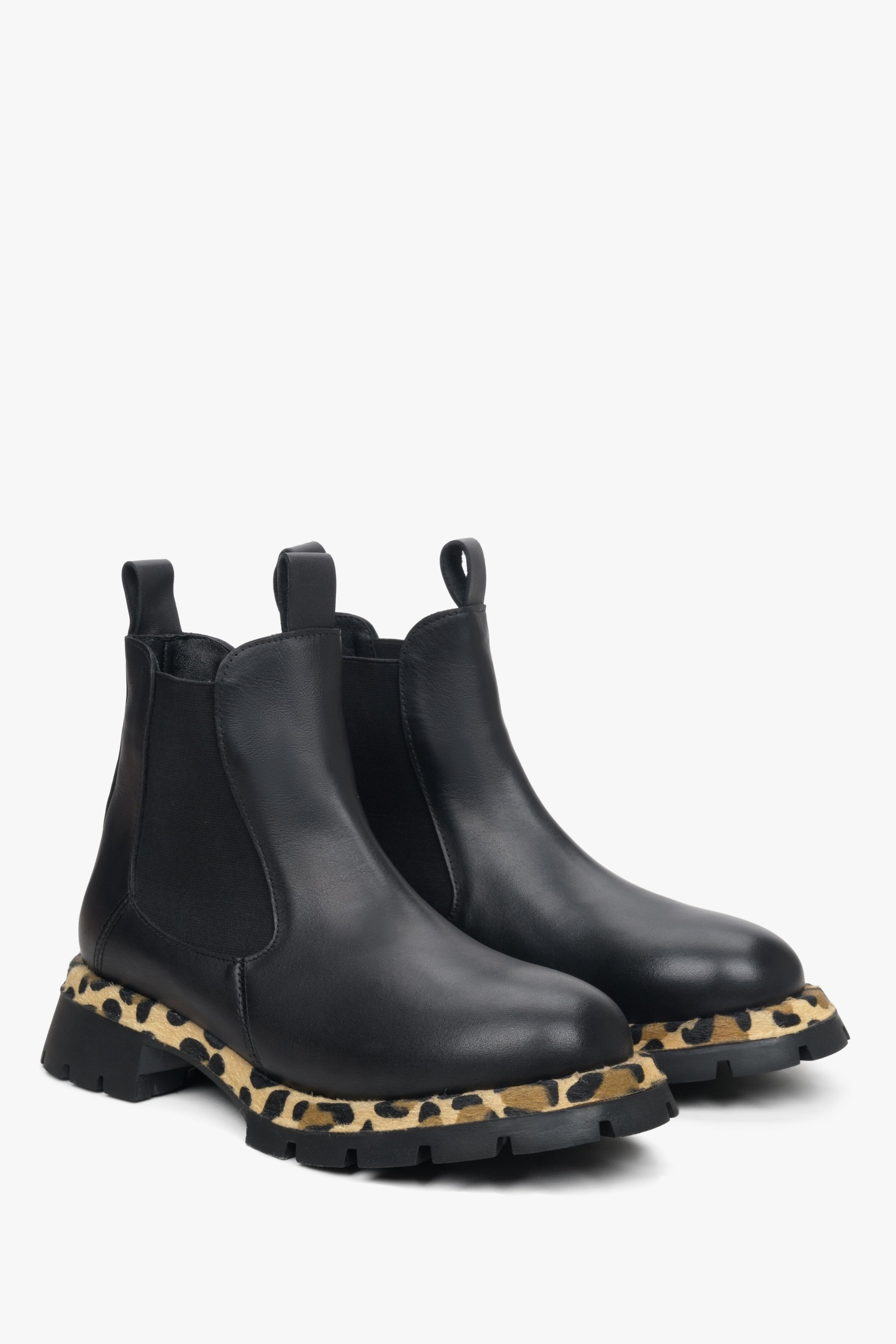 Black leather chelsea boots Estro.