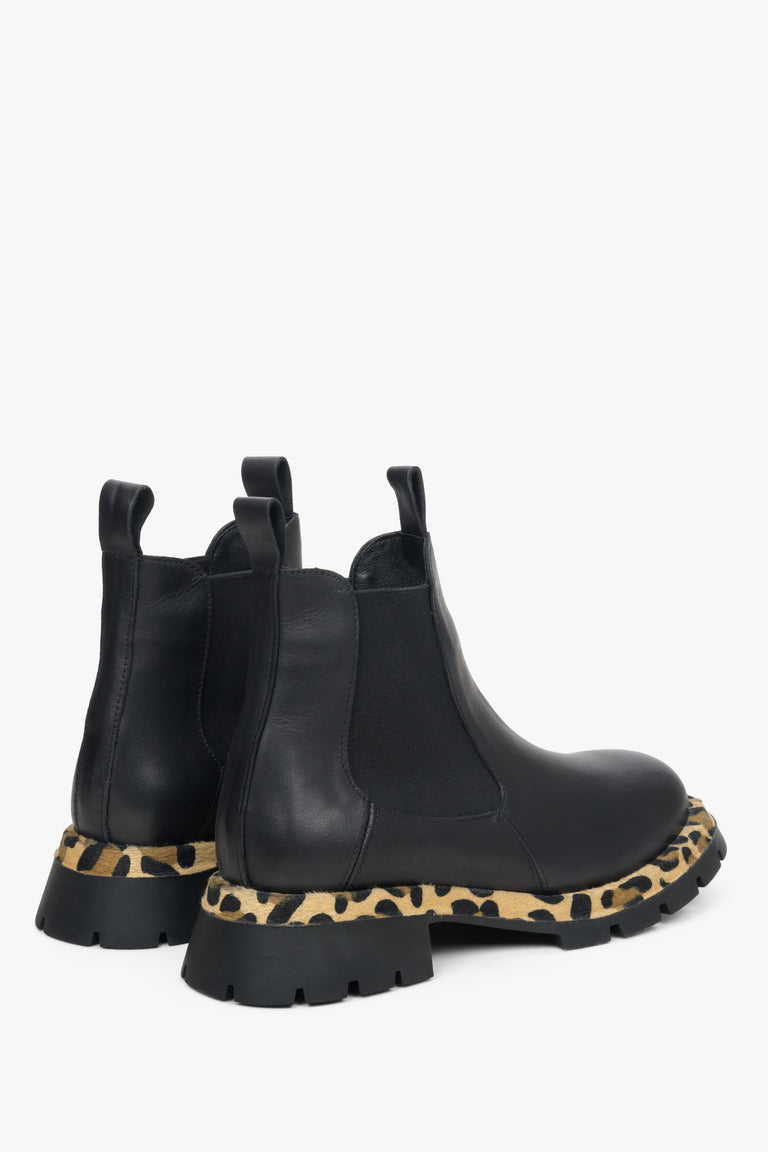 Women's black leather chelsea boots Estro - shoes' heel line.