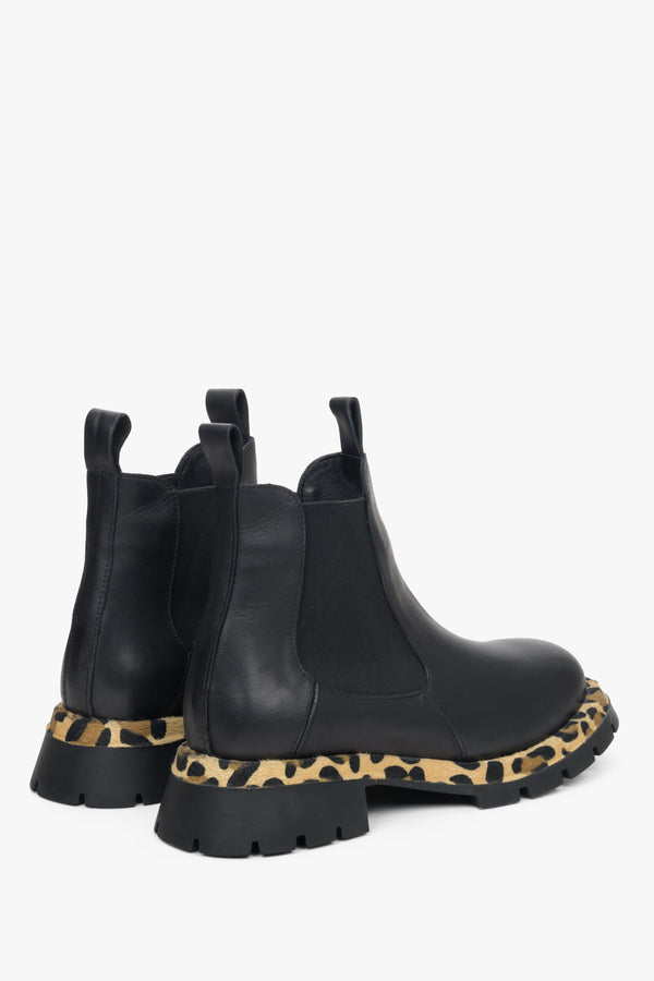 Women's black leather chelsea boots Estro - shoes' heel line.