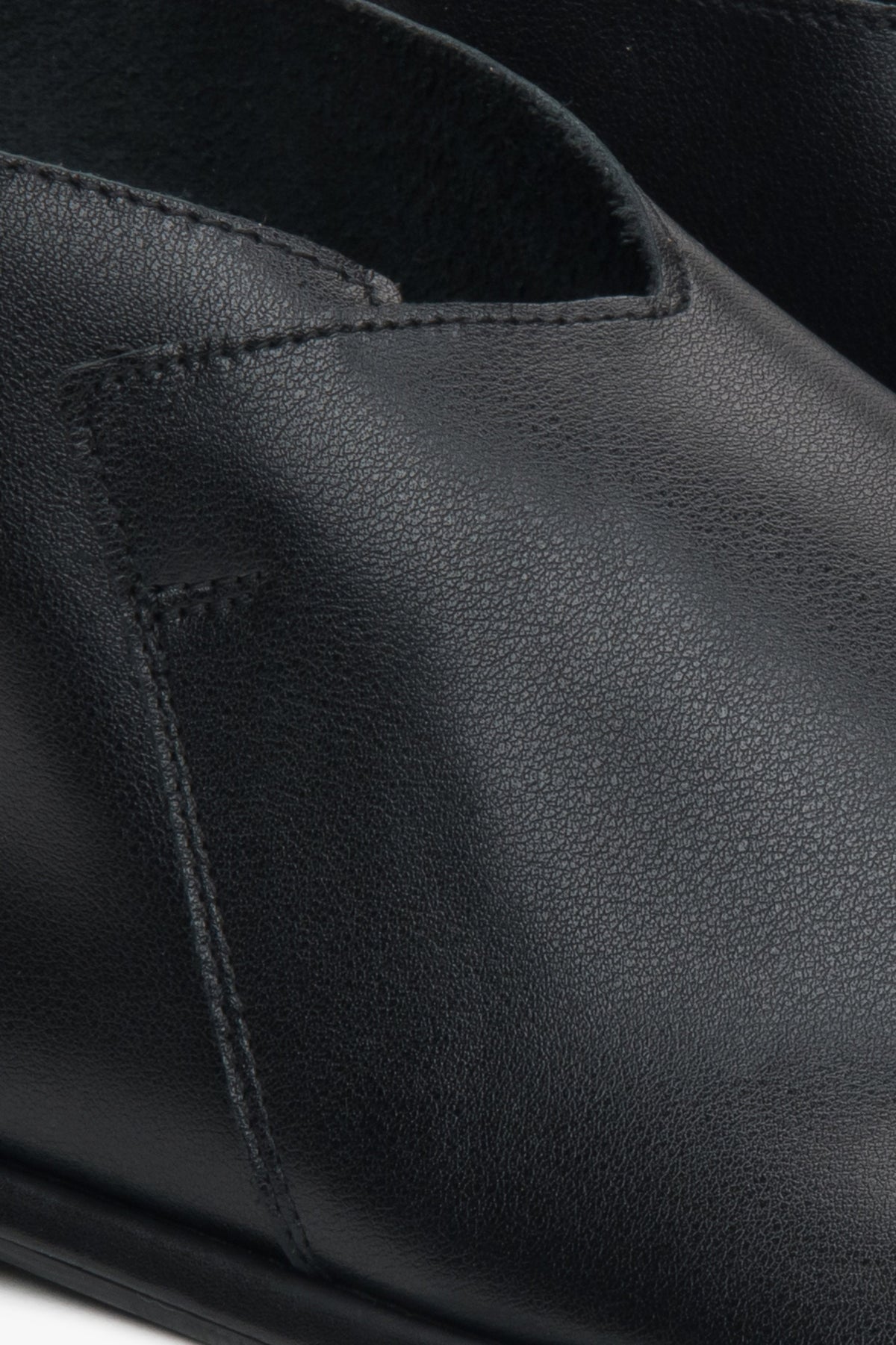 Women's black leather sandals from Estro, featuring a closed-heel for a sophisticated and versatile silhouette. 