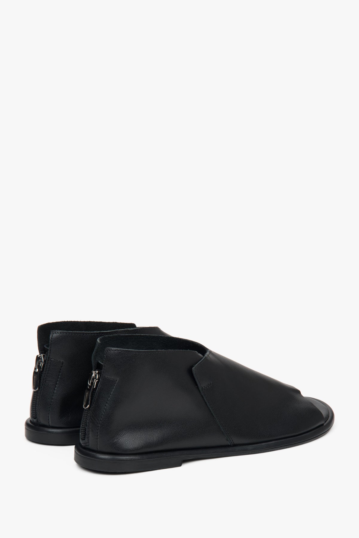 Black leather closed-heel sandals from Estro, the perfect blend of style and support for all-day wear. 