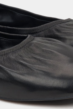 Women's comfort ballerina shoes in black leather by Estro - details.