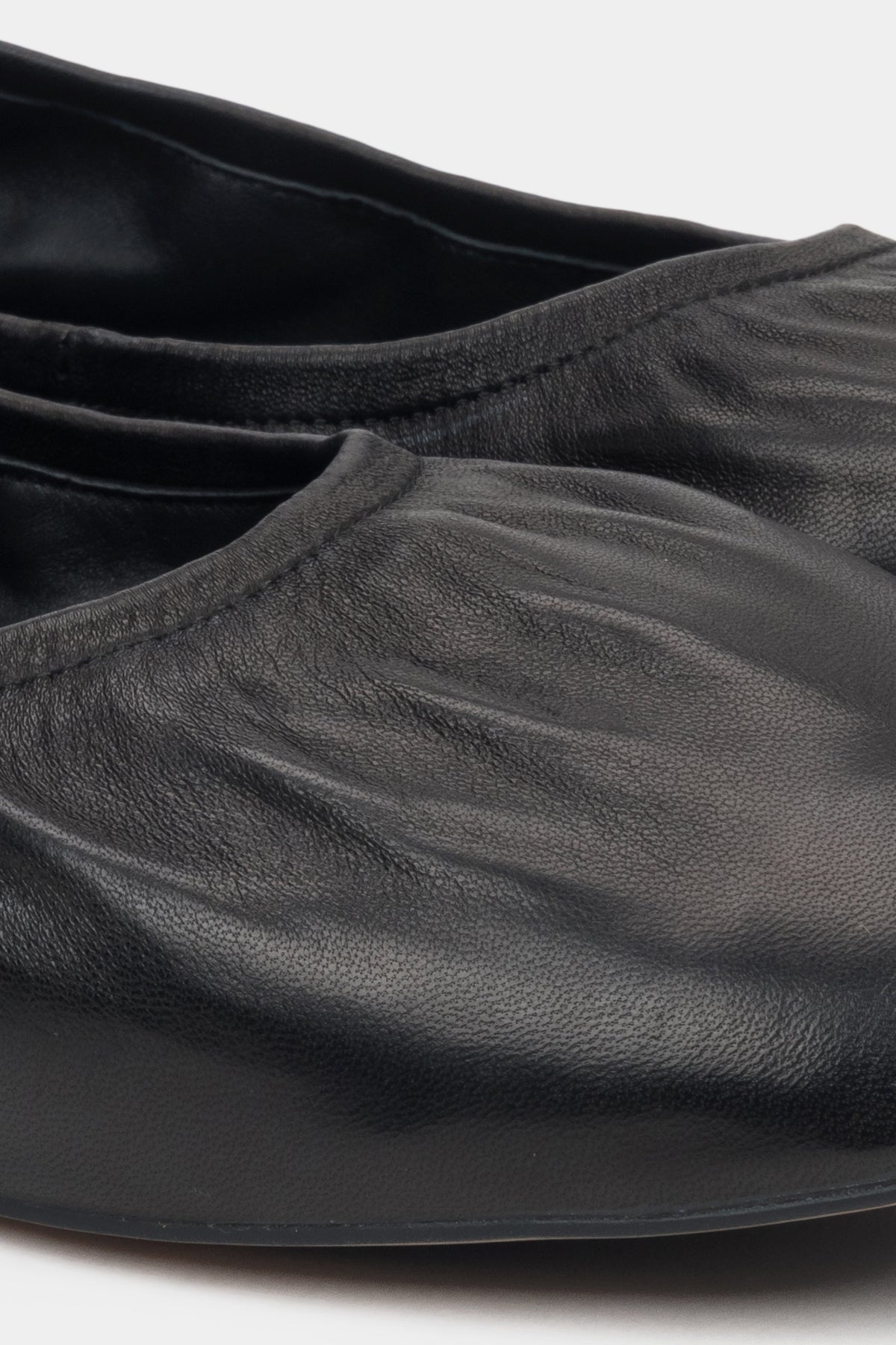 Women's comfort ballerina shoes in black leather by Estro - details.