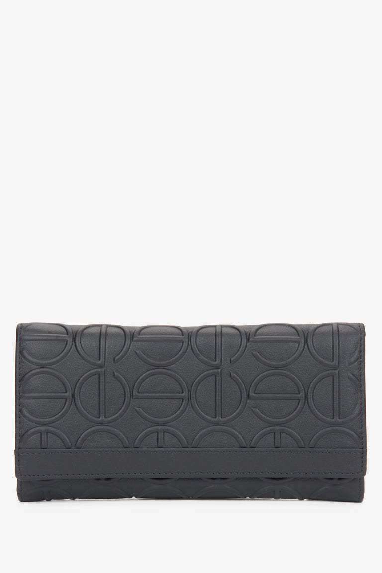 Women's continental wallet in black leather by Estro.