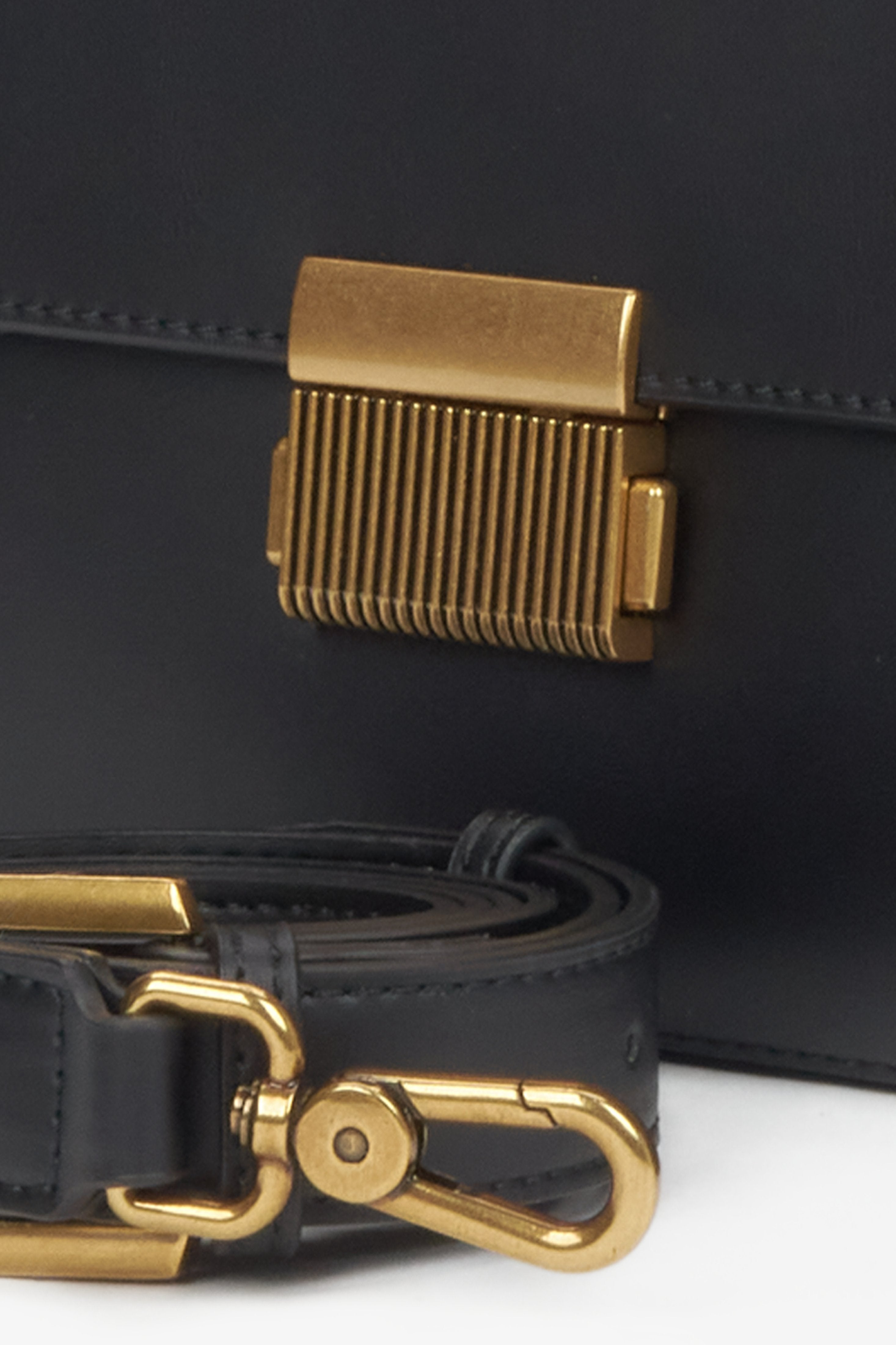 With gold hardware, women's black genuine leather crossbody bag Estro.