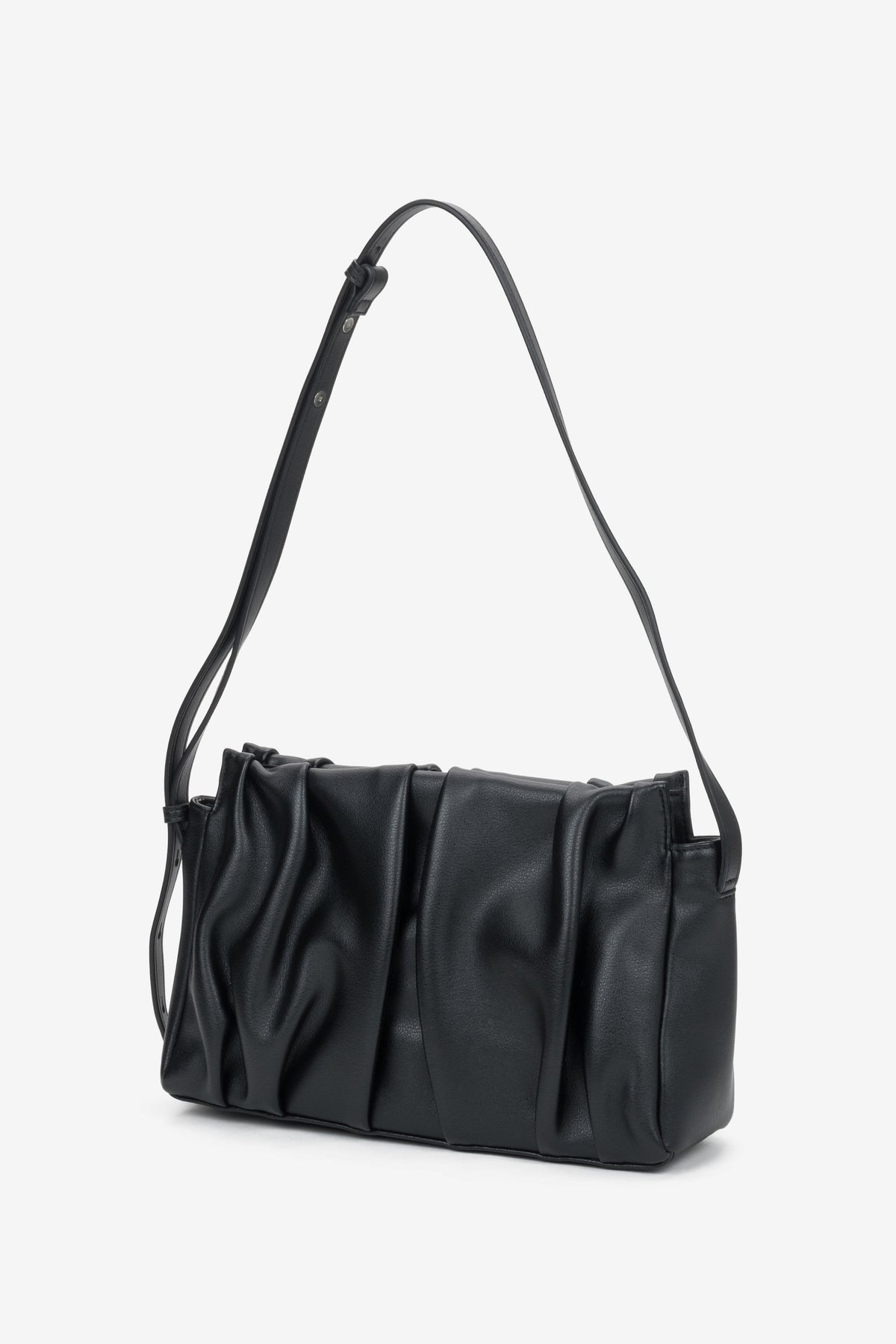 Estro - women's black leather crossbody bag with vertical pleating (ER00120865).