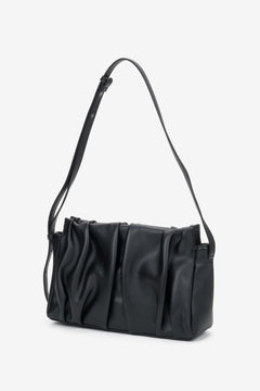 Estro - women's black leather crossbody bag with vertical pleating (ER00120865).