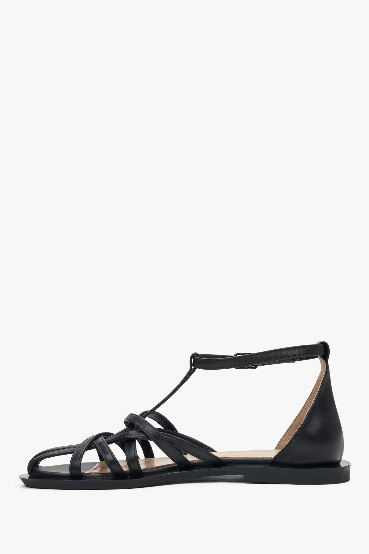 Stylish and comfortable women's black leather fisherman sandals by Estro, combining timeless design with modern comfort.