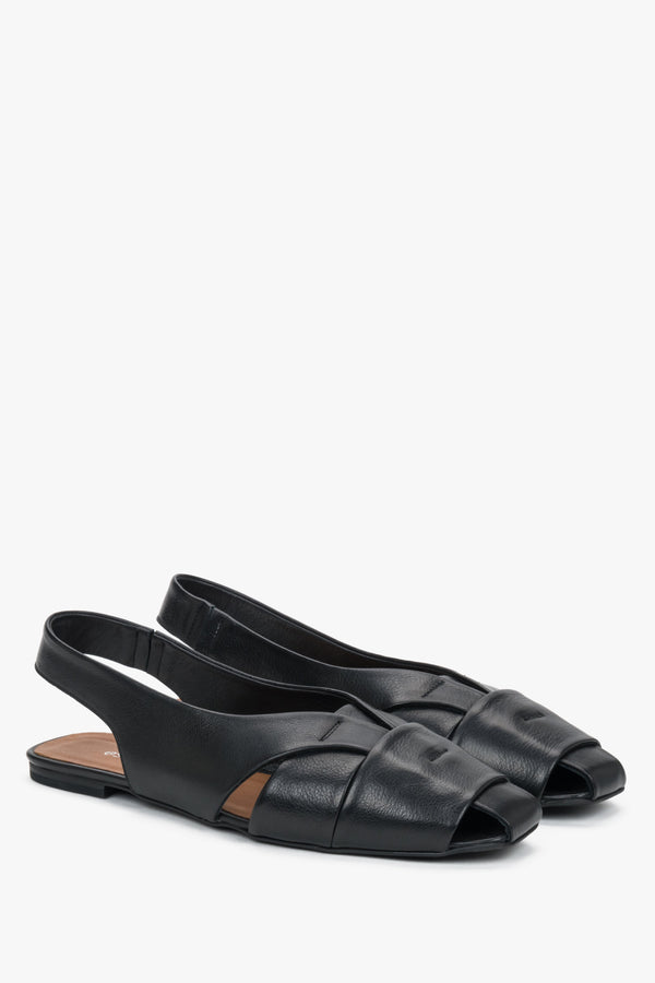 Black leather flat sandals with closed toe Estro.

