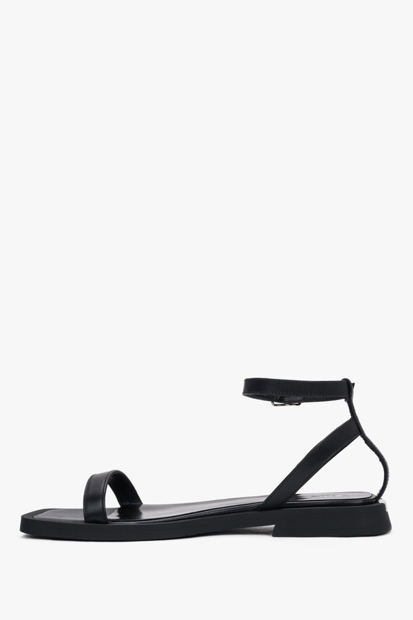 Women’s black leather sandals with flexible TR sole and buckle fastening.