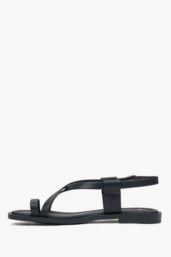 Black women’s flat sandals with a toe loop, Estro.