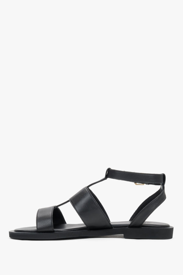 Minimalist black leather sandals featuring a comfortable PU sole and buckle closure.