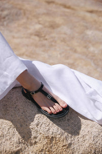 Women’s Black Leather Flip-Flop Sandals with a Flat Sole Estro ER00116914.