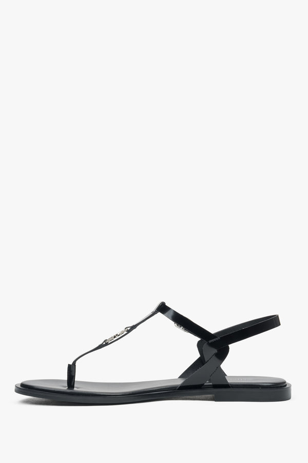 Black women’s flip-flop sandals Estro, leather, with a flat sole.