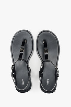 Women’s sandals Estro, black, leather, flip-flop style, with a flat sole.