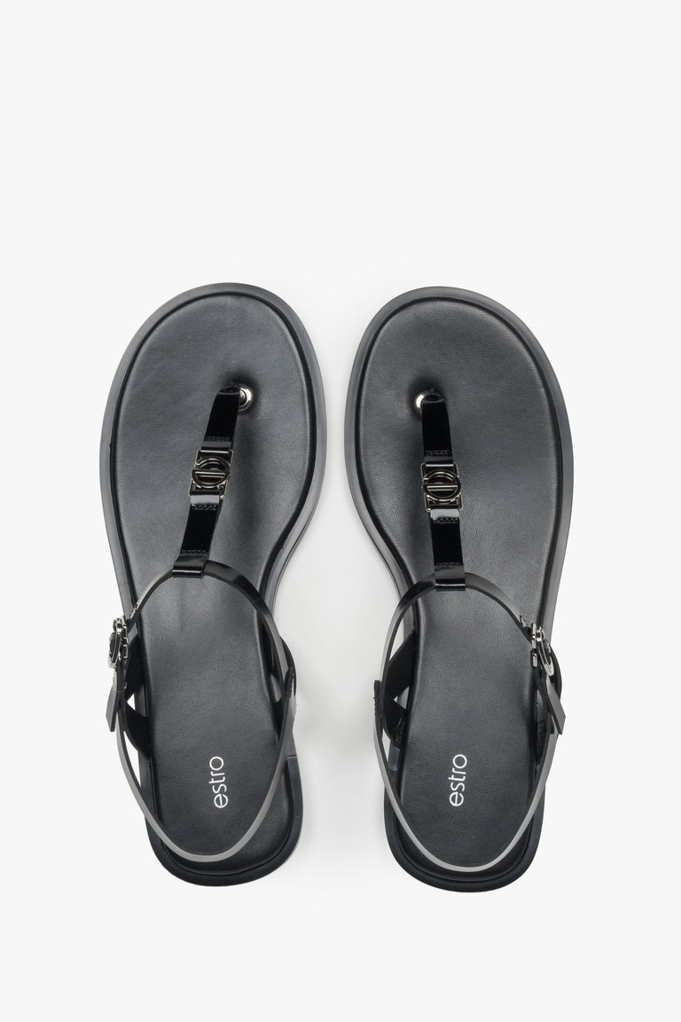 Women’s sandals Estro, black, leather, flip-flop style, with a flat sole.