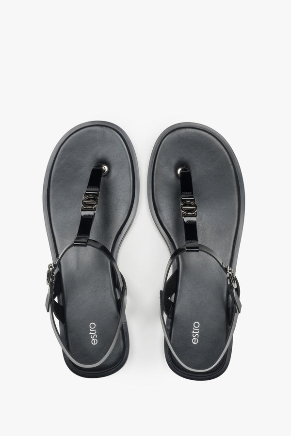 Women’s sandals Estro, black, leather, flip-flop style, with a flat sole.