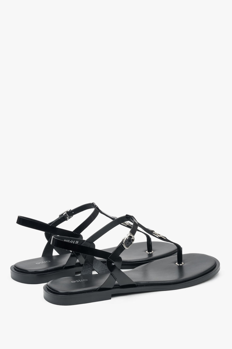 With a flat sole, black leather women’s flip-flop sandals Estro.