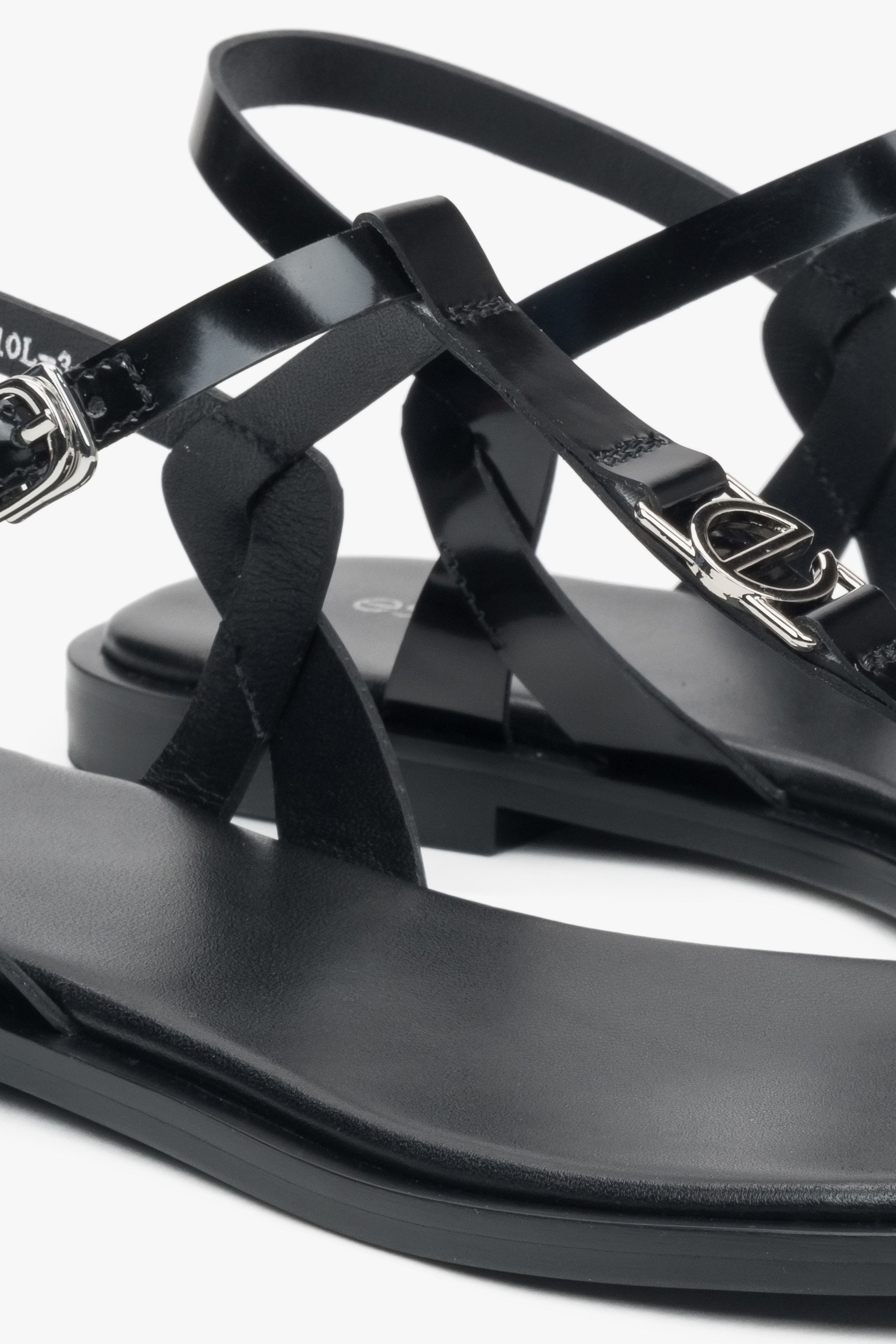 Women’s sandals Estro, black, leather, flip-flop style, with a flat sole – details.