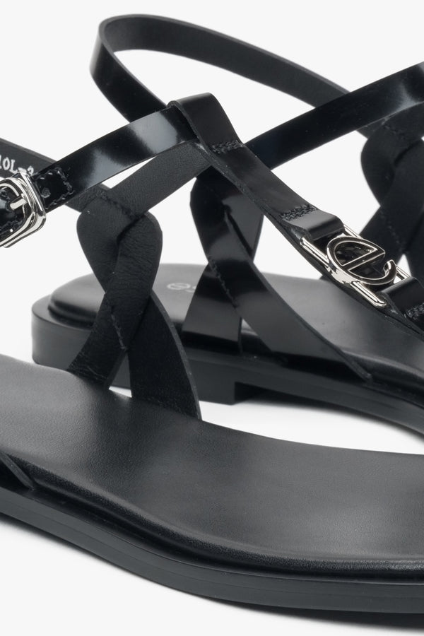 Women’s sandals Estro, black, leather, flip-flop style, with a flat sole – details.