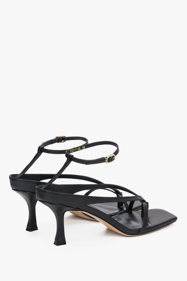 Minimalist Estro thong sandals, black leather, stable sculpted heel – heel view.