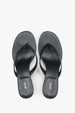 Black leather women’s thong sandals by Estro – top view.