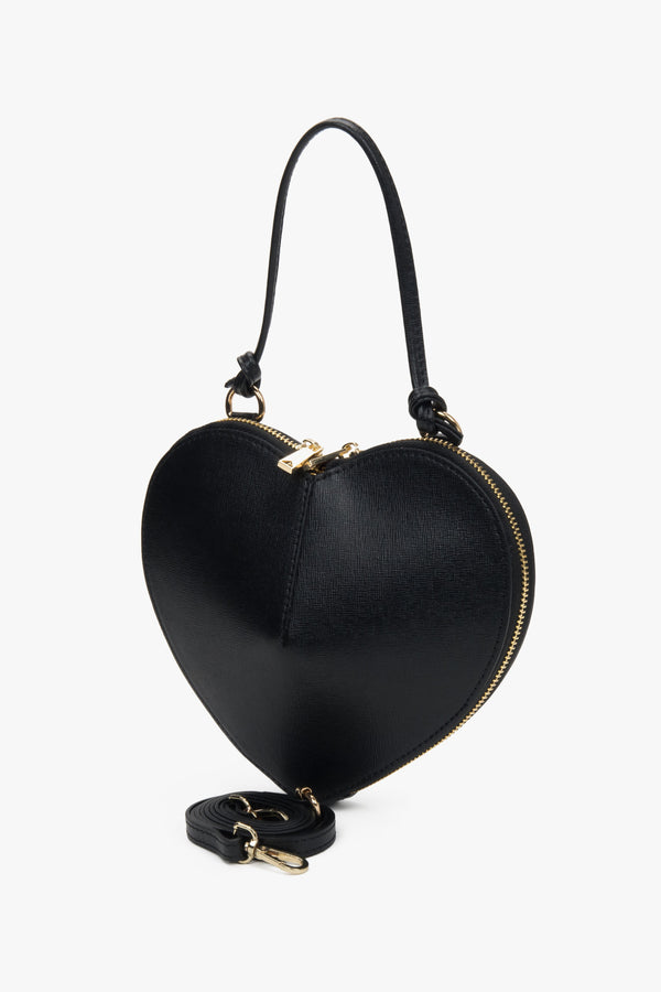 Estro women’s heart-shaped handbag in black leather.