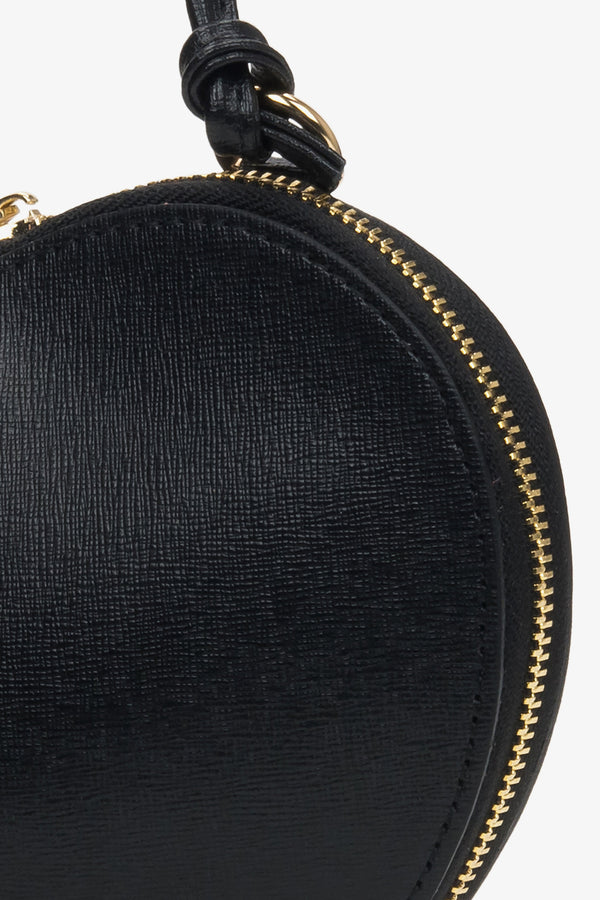 Estro black heart-shaped bag made of leather - details.