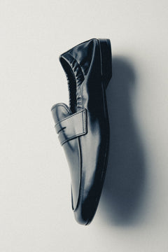 Estro Selection black women’s loafers in genuine leather with a soft heel counter.