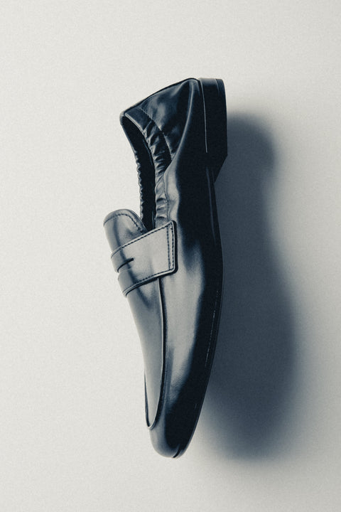 Estro Selection black women’s loafers in genuine leather with a soft heel counter.
