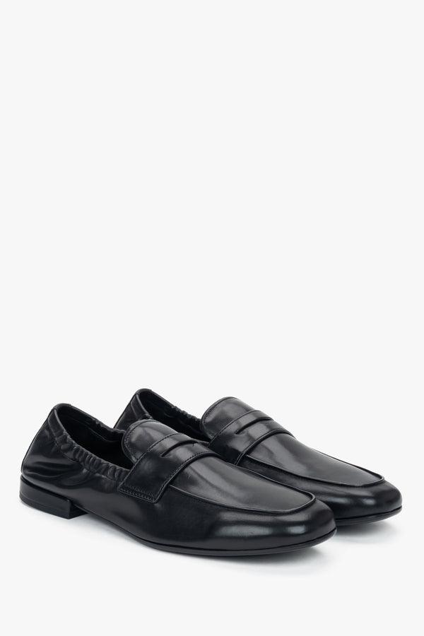 Women’s black loafers in genuine leather with a soft heel counter Estro Selection.