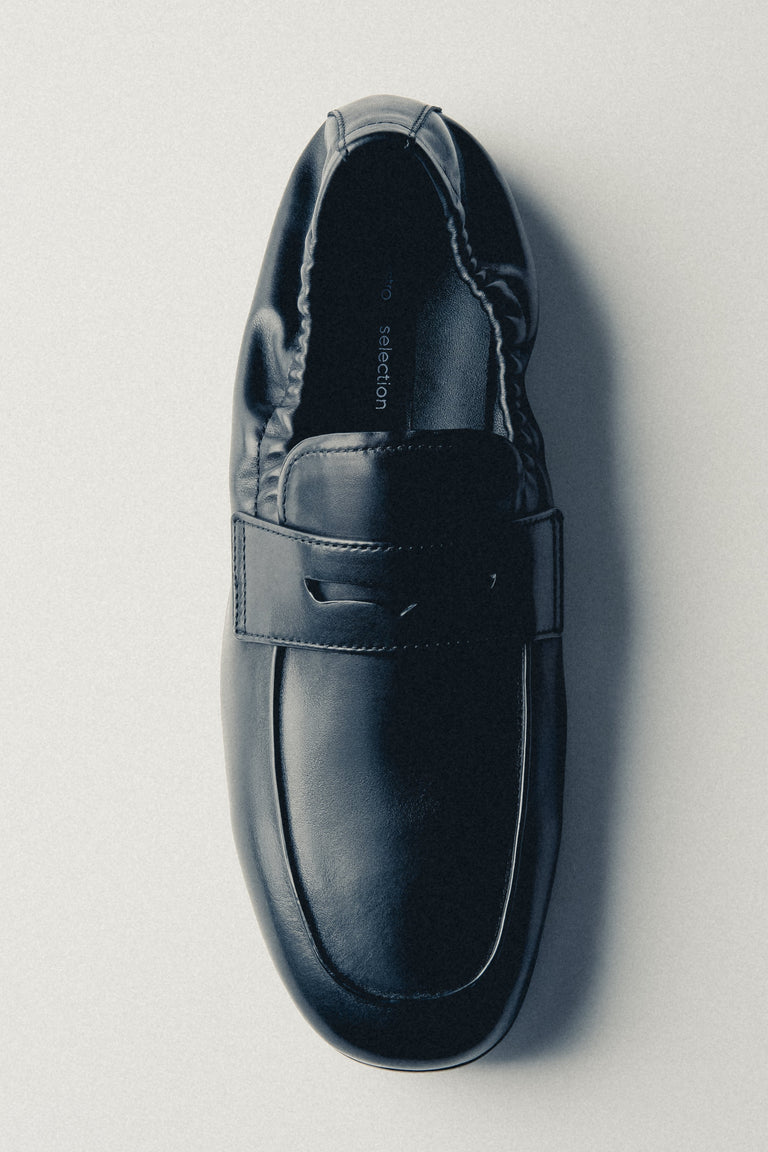Women’s loafers, black, in genuine leather with a soft heel counter, Estro Selection.